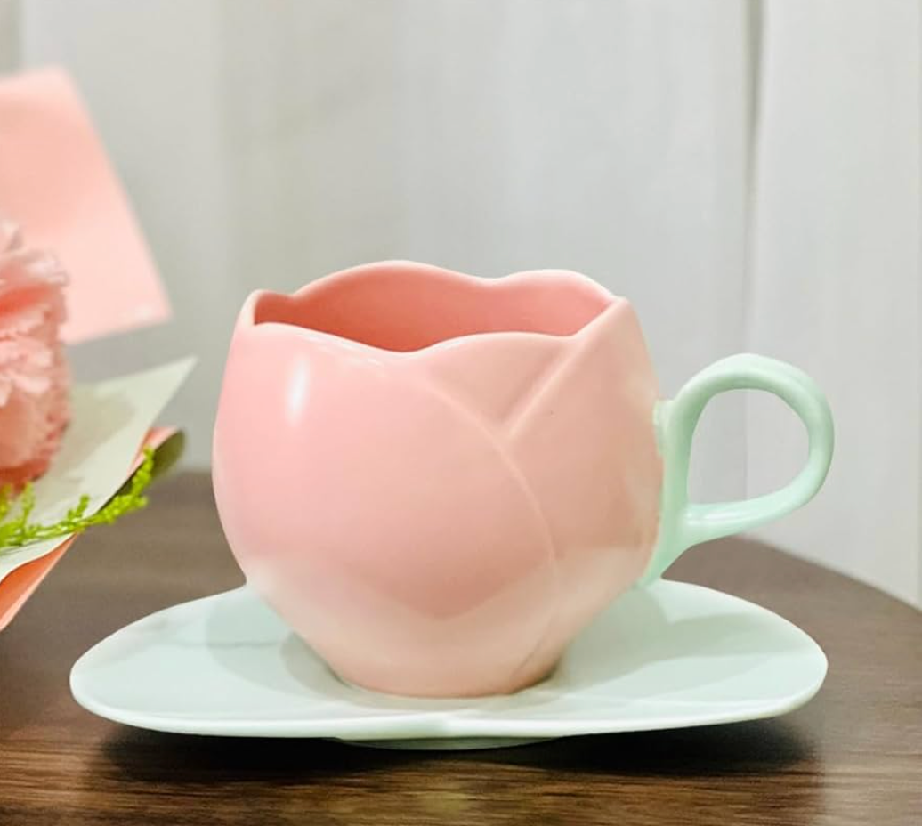 Elegante juego de taza y platillo de cerámica con pétalos de tulipán V1800-4
