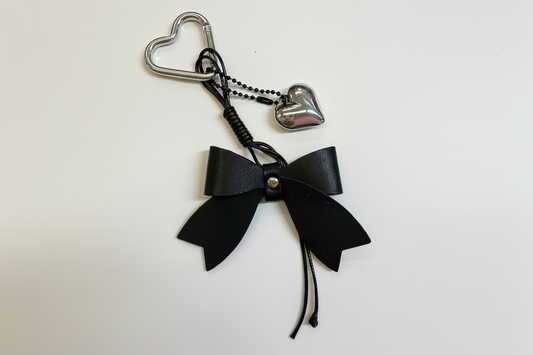 Llavero con dije de lazo y corazón – Negro | Ref. CA095-1