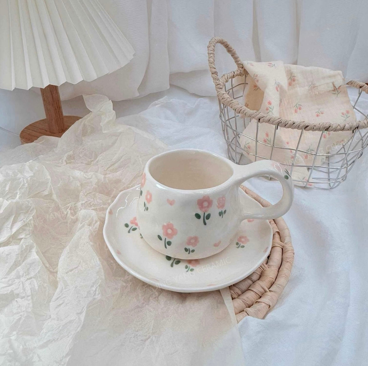 Taza de cerámica con flor rosa y platillo - CA446