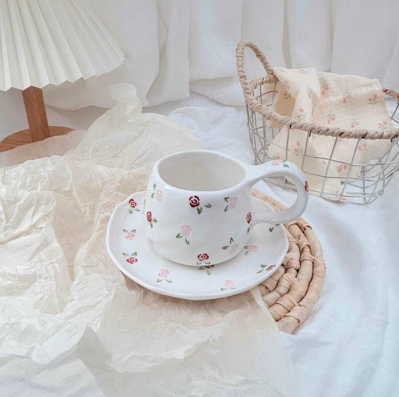 Taza de cerámica floral con platillo – Diseño floral pastel - CA445