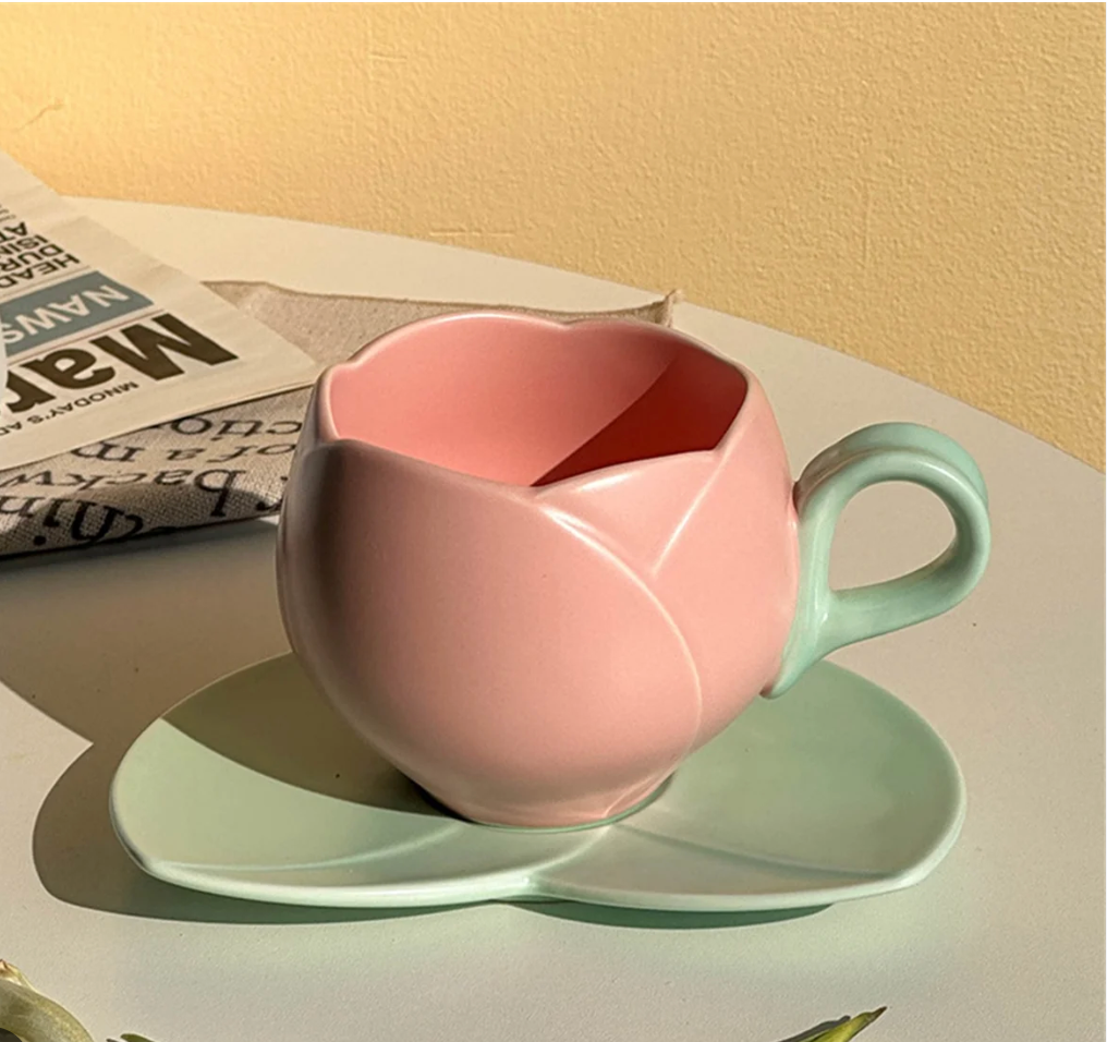 Elegante juego de taza y platillo de cerámica con pétalos de tulipán V1800-4