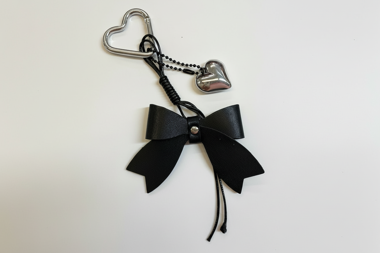 Llavero con dije de lazo y corazón – Negro | Ref. CA095-1 