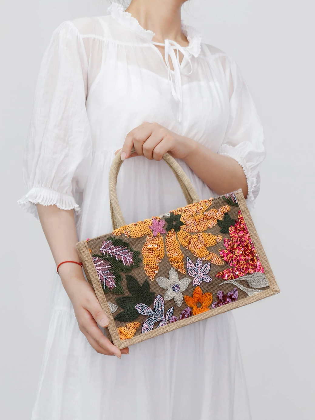 Bolsa de arpillera con bordado floral azul y lentejuelas - CA154-1